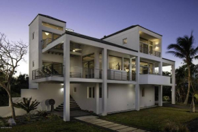 Luxurious Retreat At The Whispering Palms